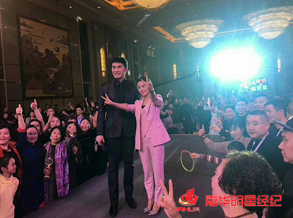 焦恩俊陳德容出席金鐘伯樂(lè)品牌盛典送祝福