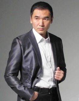 方中信、郭可盈、形象設(shè)計(jì)師吉米、劉錫明參加重慶會(huì)展中心美博會(huì)奧斯卡頒獎(jiǎng)盛典
