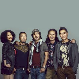 零點樂隊隨經(jīng)紀(jì)人空降成都助陣大自然地板20周年慶典