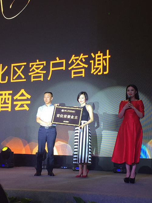 好聲音人氣學員毛澤少出席武漢萬達中央文化區(qū)客戶答謝會