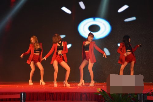 4X少女組合助力?？谛鲁俏釔倧V場封頂儀式