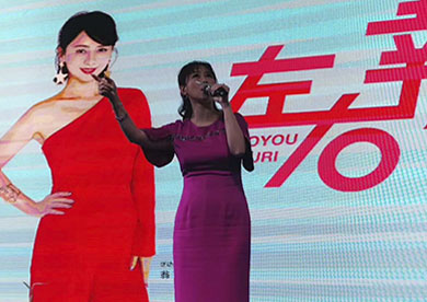 香港著名演員，歌手翁虹出席武漢左右沙發(fā)活動(dòng)